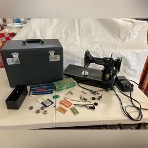 VTG Singer Featherweight 221 Portable Sewing Machine & Accessories. Pristine